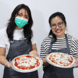 นักเรียนสองคนทำพิซซ่า