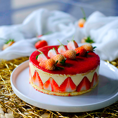 Strawberry cake topped with fresh strawberries